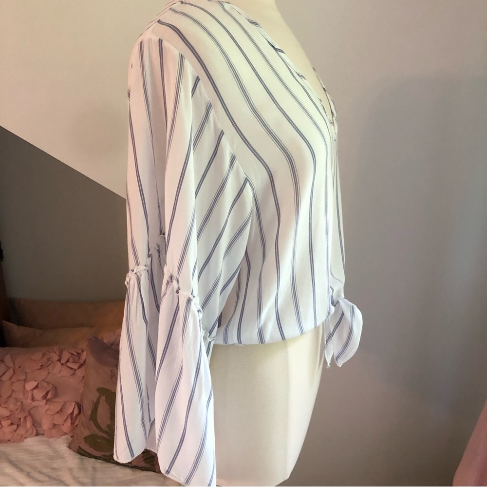 Lavender field blue & white top w/tie in the front & flare sleeve Size Medium - Picture 3 of 9